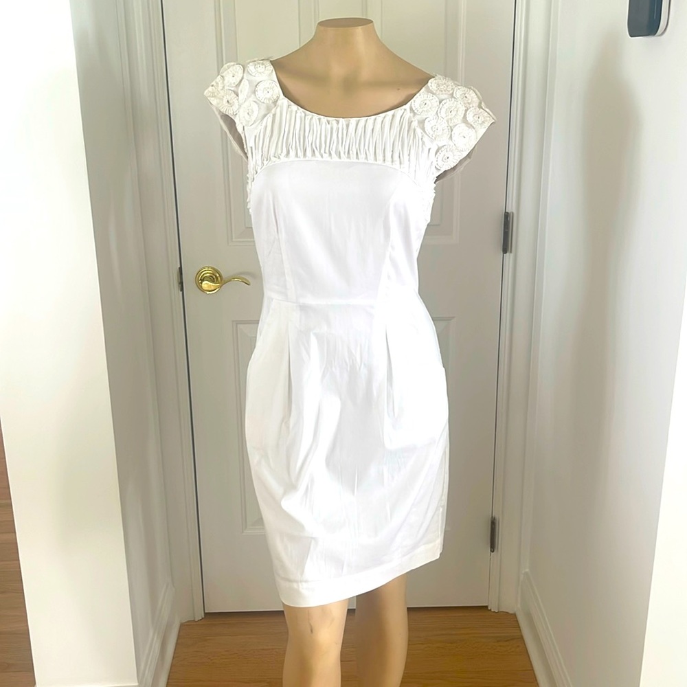 BCBG WHITE COTTON DRESS W/decoration